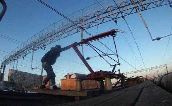 Подростки катались на крыше крымской электрички (видео)